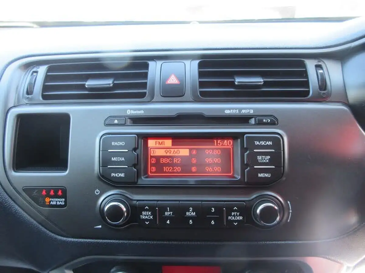 2014-kia-rio-14-3-isg-5d-big-18