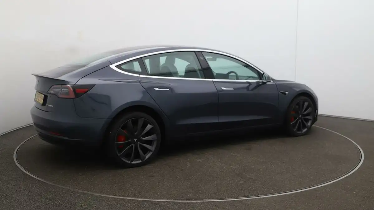 2020-tesla-model-3-e-performance-big-43