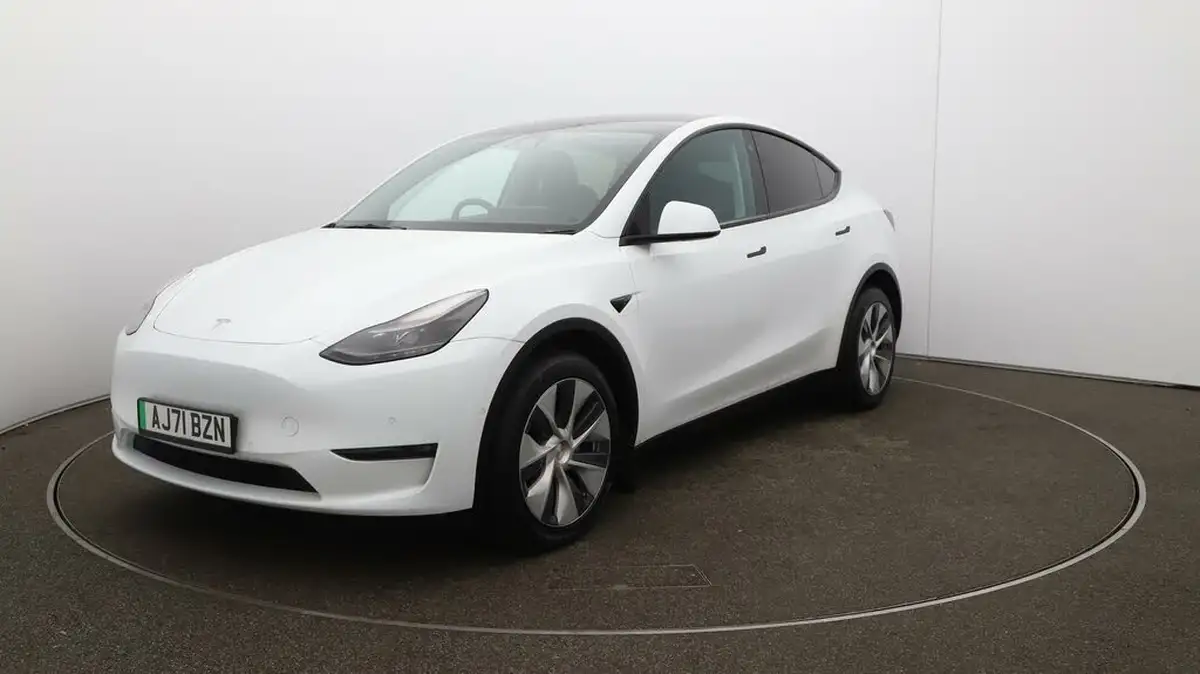 2022-tesla-model-y-e-long-range-big-28