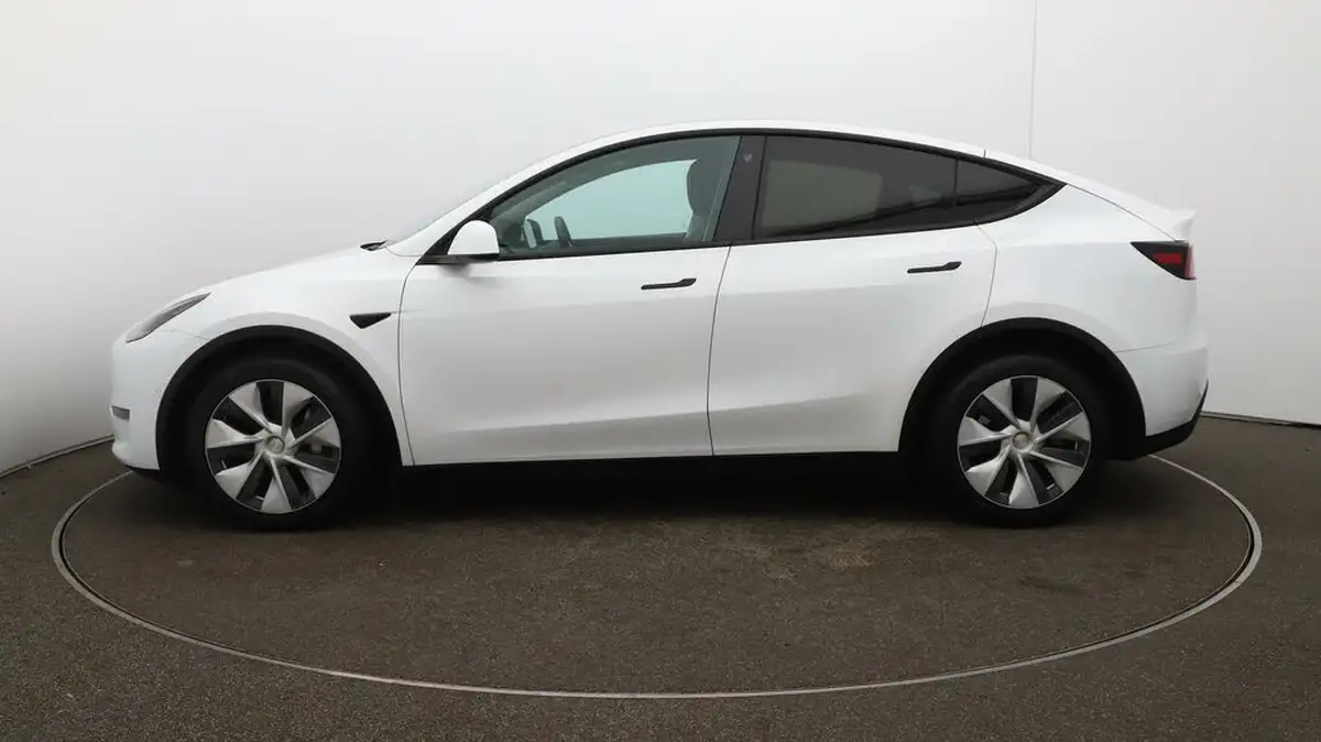 2022-tesla-model-y-e-long-range-big-56