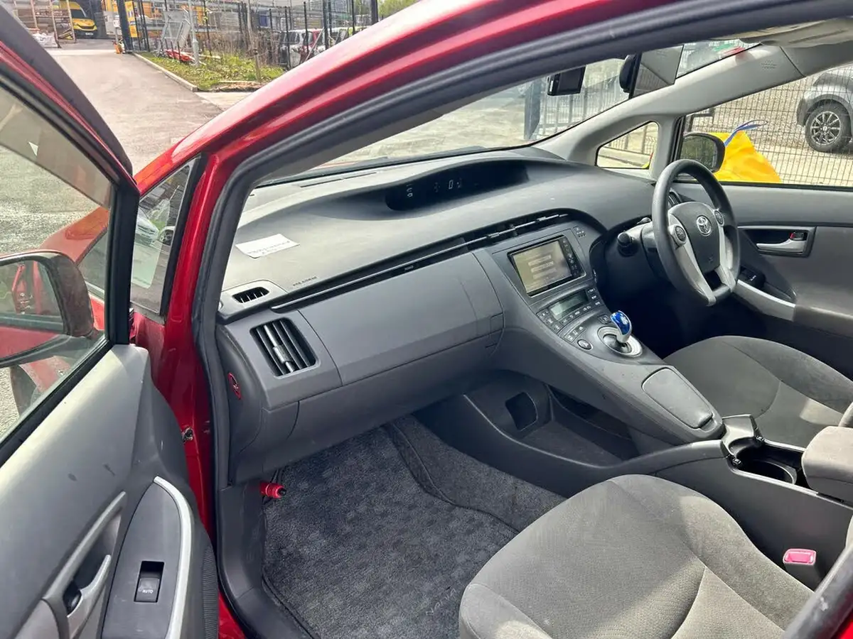 2012-toyota-prius-big-21