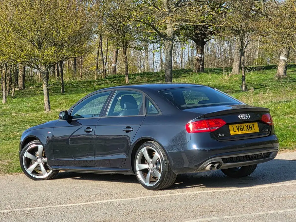2012-audi-a4-18-black-edition-fsi-160ps-big-5