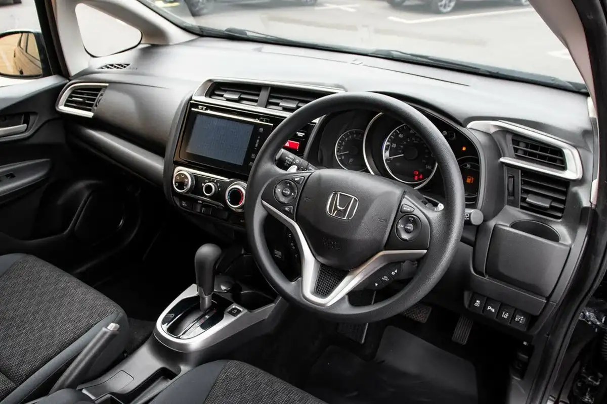 2015-honda-jazz-13-i-vtec-se-cvt-big-4