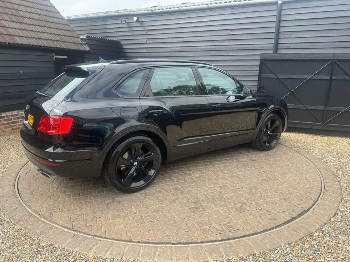 2019-bentley-bentayga-40-v8-big-38
