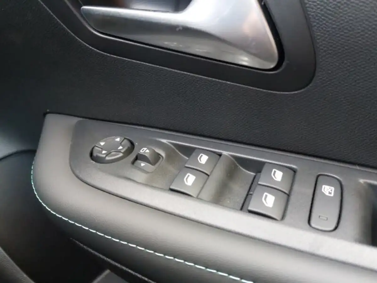 2023-peugeot-208-12-puretech-allure-premium-100ps-eat8-big-16