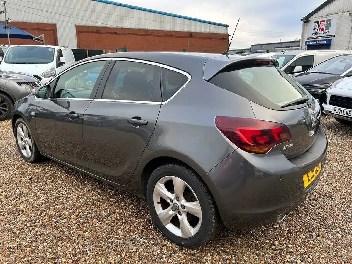 2011-vauxhall-astra-16-sri-vvt-16v-115ps-hatchback-5d-auto-big-4
