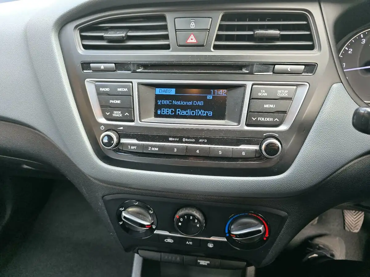 2016-hyundai-i20-12-se-hatchback-5d-big-26