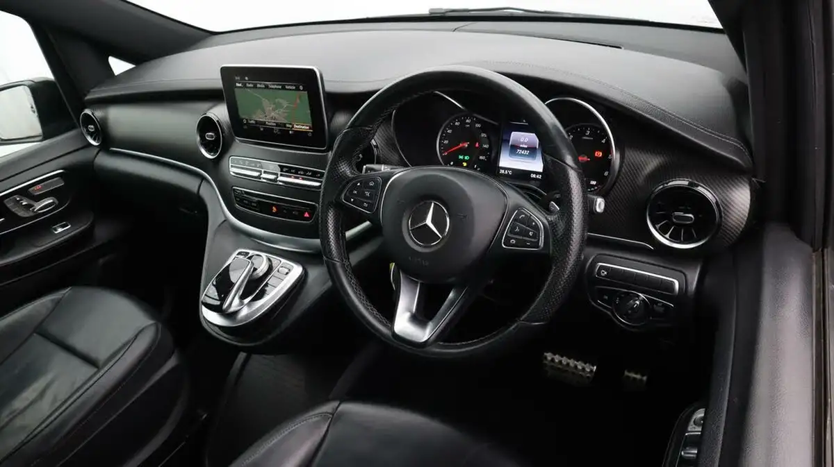 2020-mercedes-benz-v-class-20d-v220d-amg-line-long-big-9