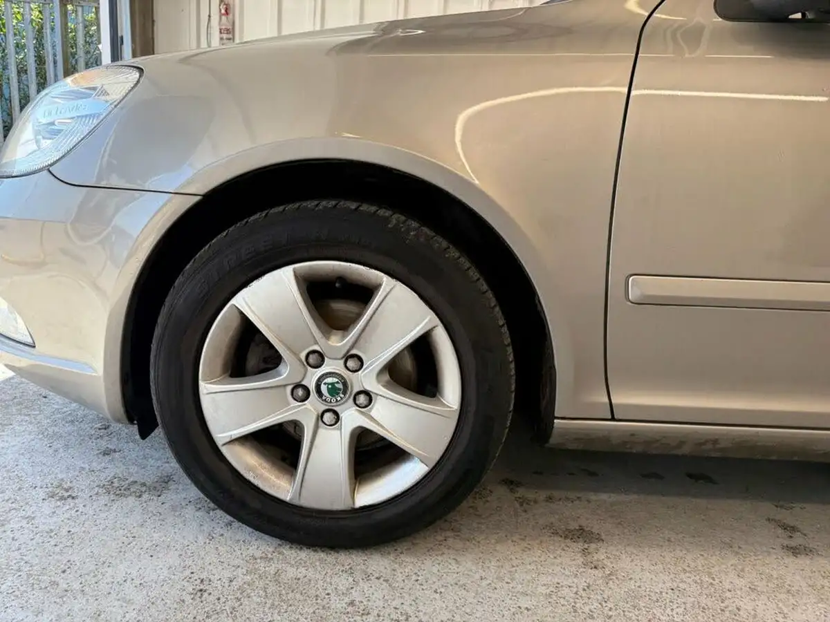 2010-skoda-octavia-20td-elegance-142ps-hatchback-dsg-big-14