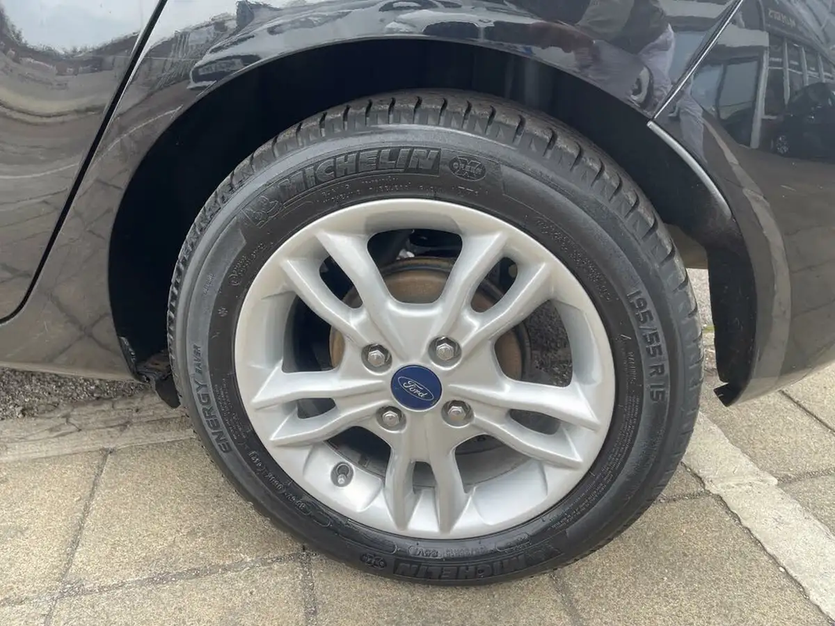 2015-ford-fiesta-10t-zetec-100ps-ecoboost-ss-5d-big-31