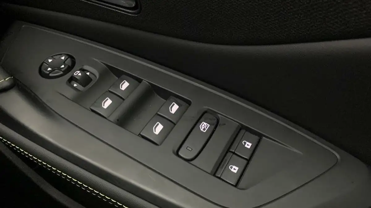 2024-peugeot-308-sw-16-puretech-gt-225ps-big-35