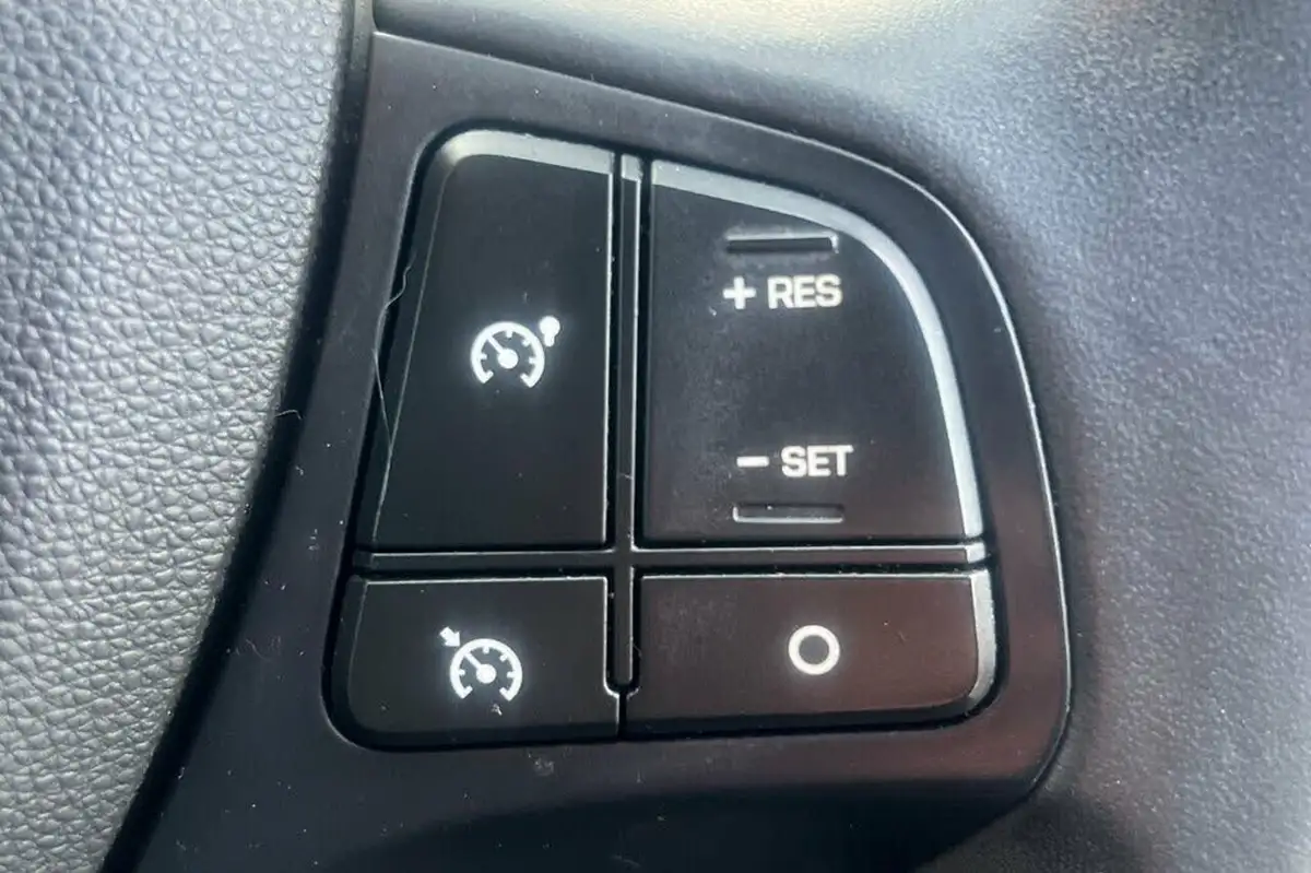 2019-hyundai-i10-10-play-big-27