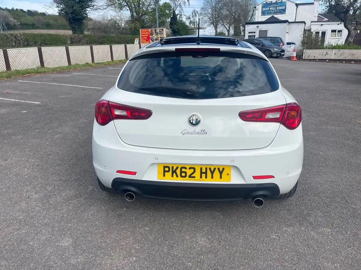 2012-alfa-romeo-giulietta-20td-lusso-170-bhp-tct-big-28