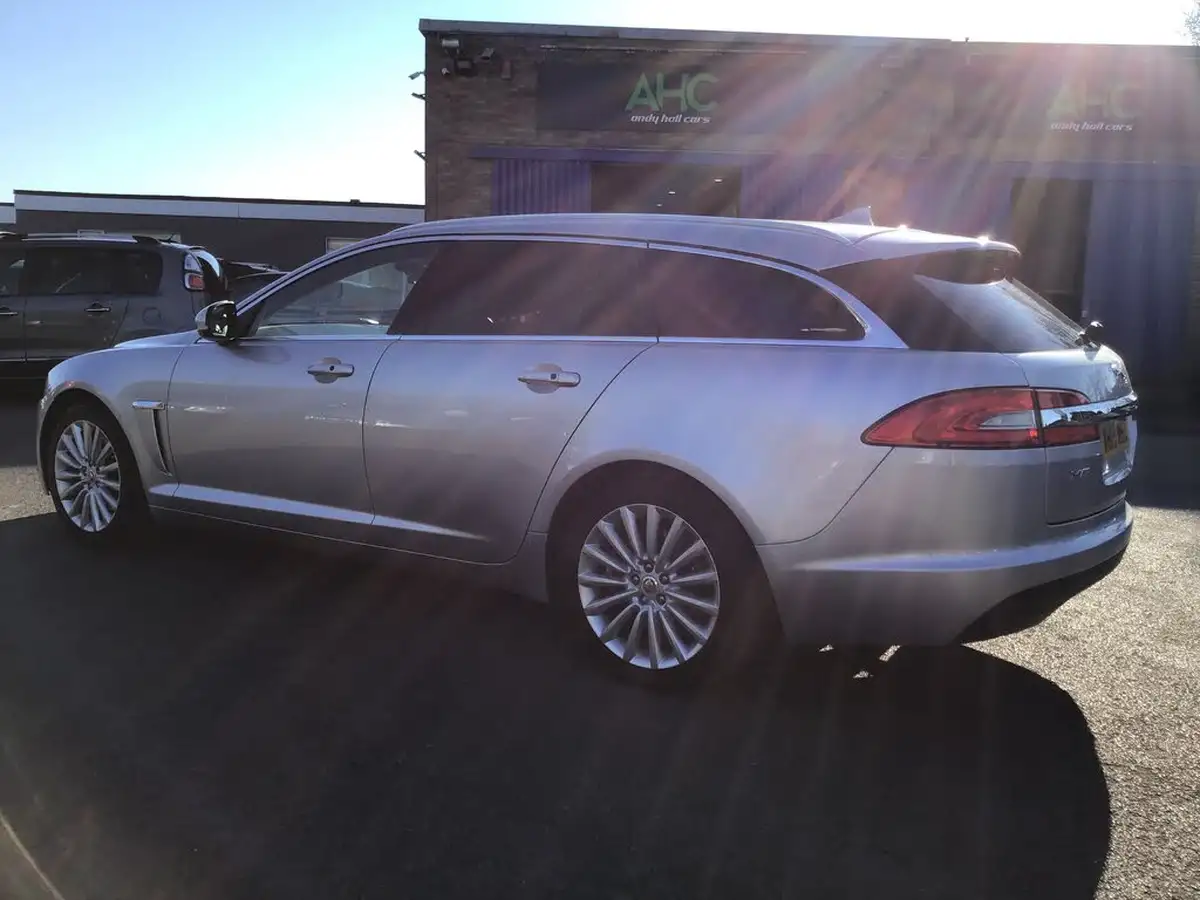 2014-jaguar-xf-22td-premium-luxury-200ps-sportbrake-5d-big-4