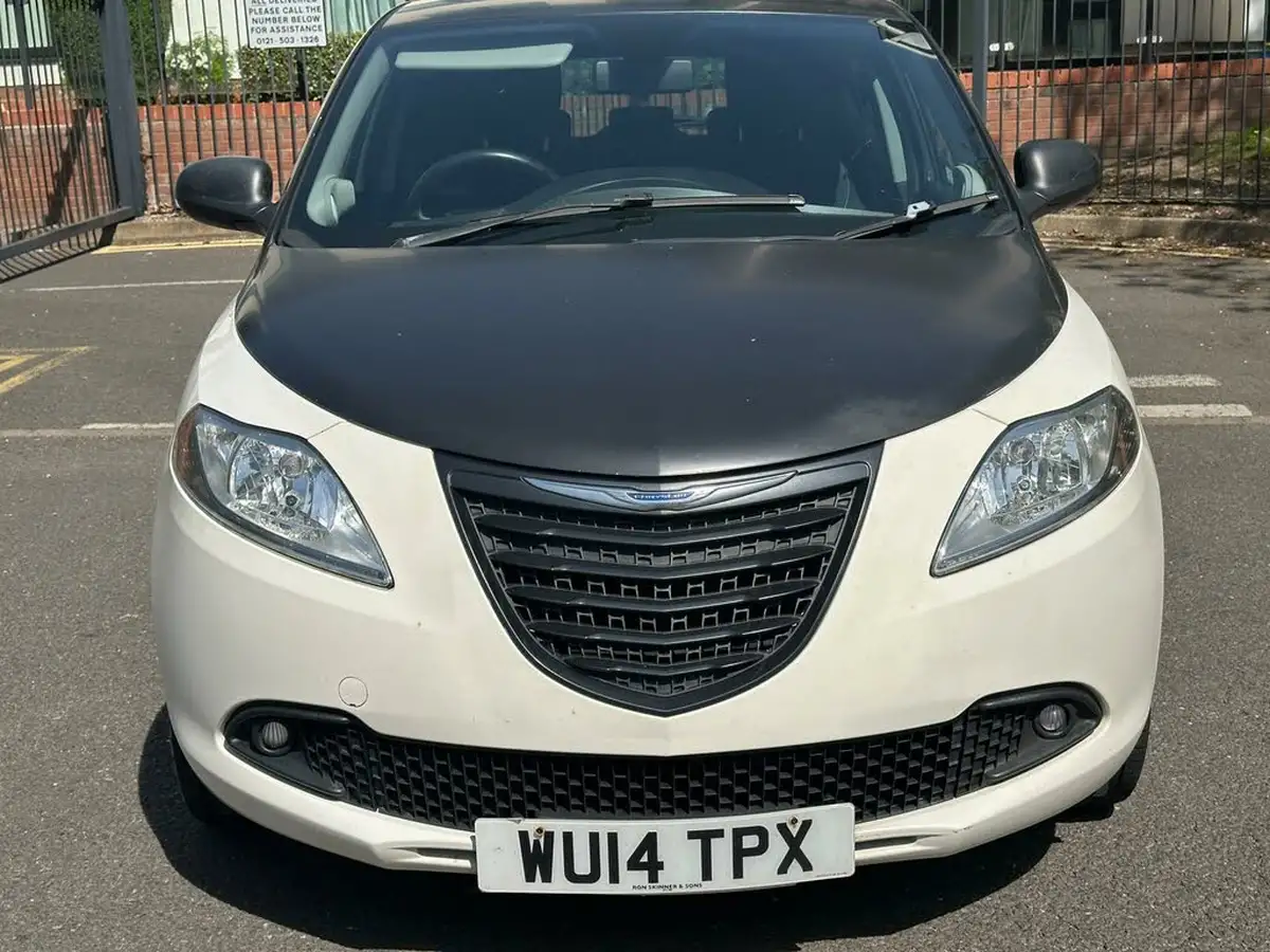2014-chrysler-ypsilon-12-s-big-5