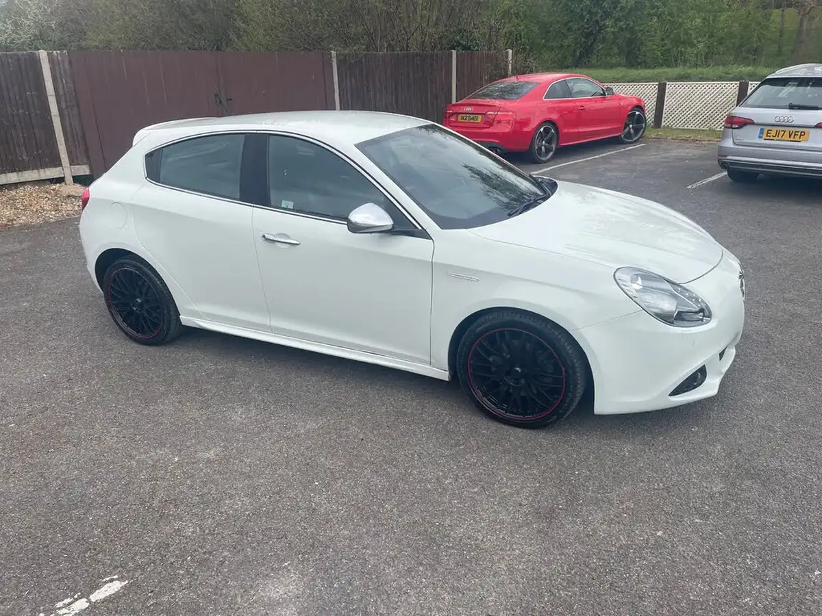 2012-alfa-romeo-giulietta-20td-veloce-170bhp-tct-big-20