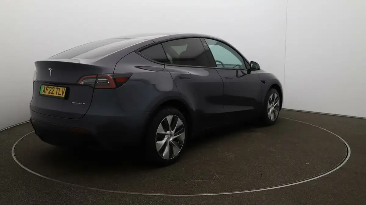 2022-tesla-model-y-e-long-range-big-7