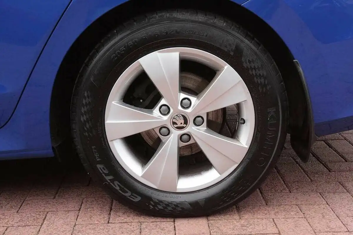 2022-skoda-octavia-10-tsi-se-109ps-hatchback-big-9