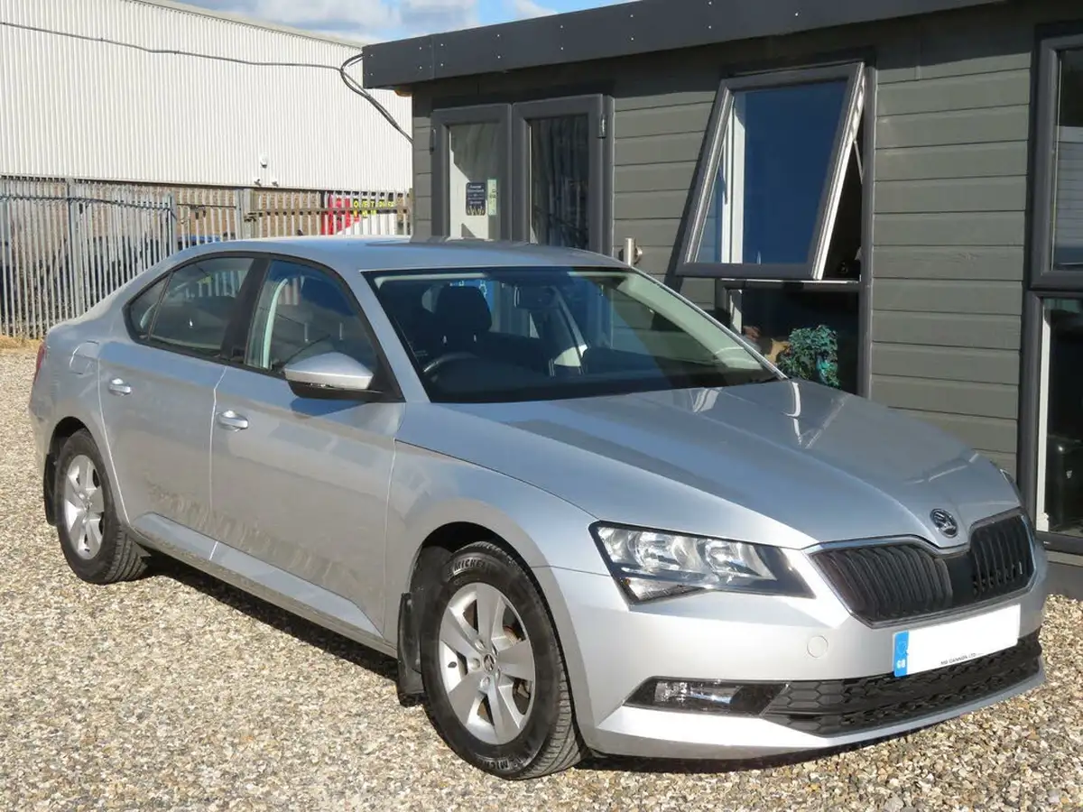2017-skoda-superb-16tdi-s-hatchback-big-2