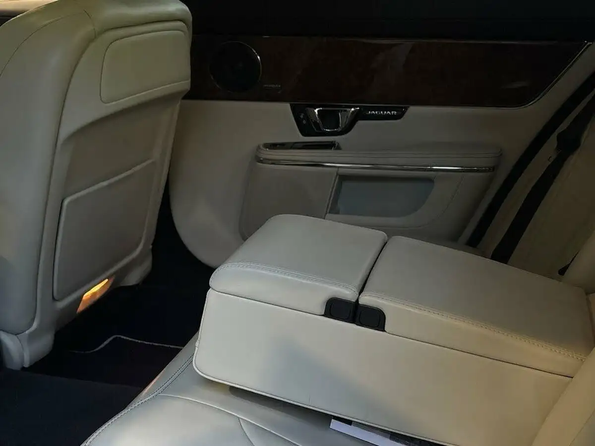 2019-jaguar-xj-series-30td-xj-portfolio-lwb-big-44