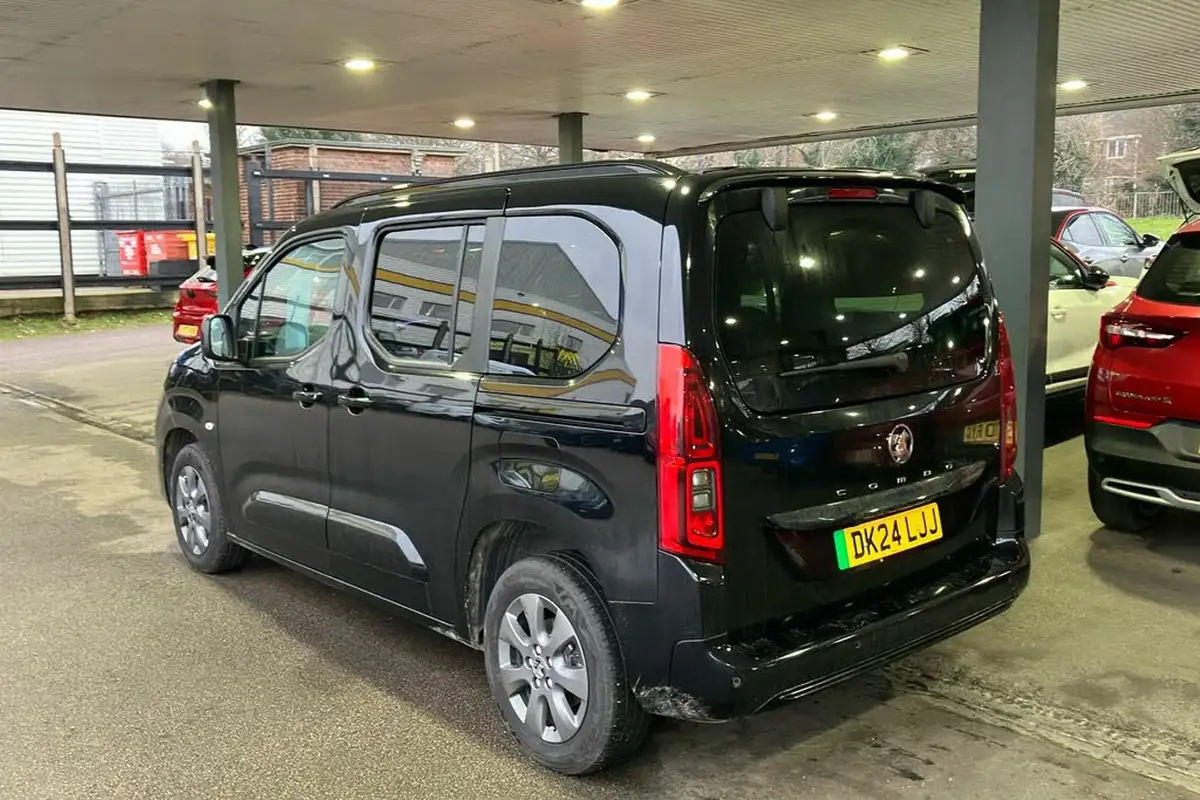 2024-vauxhall-combo-life-e-ultimate-big-1