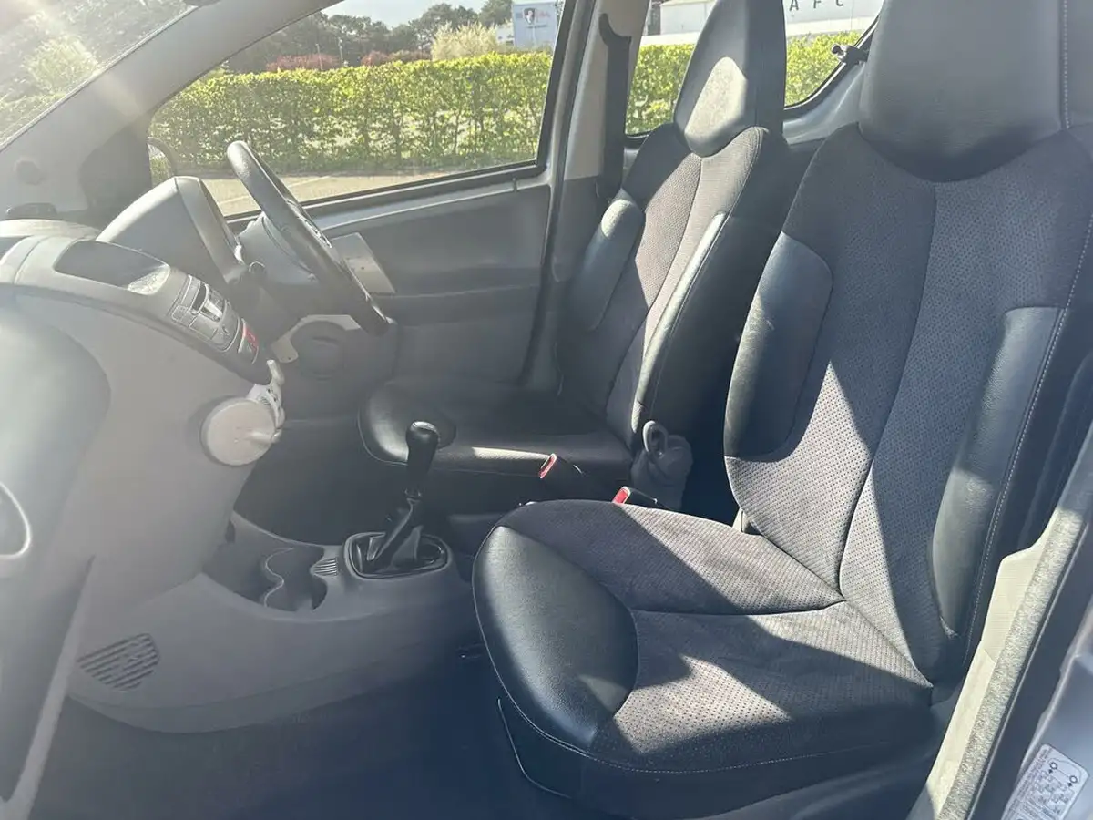 2011-toyota-aygo-10-aygo-ice-5d-big-17