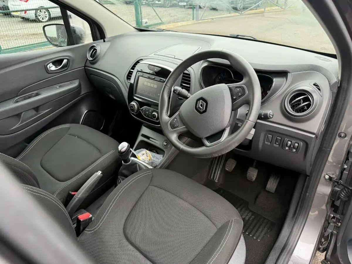 2018-renault-captur-09-tce-iconic-big-46
