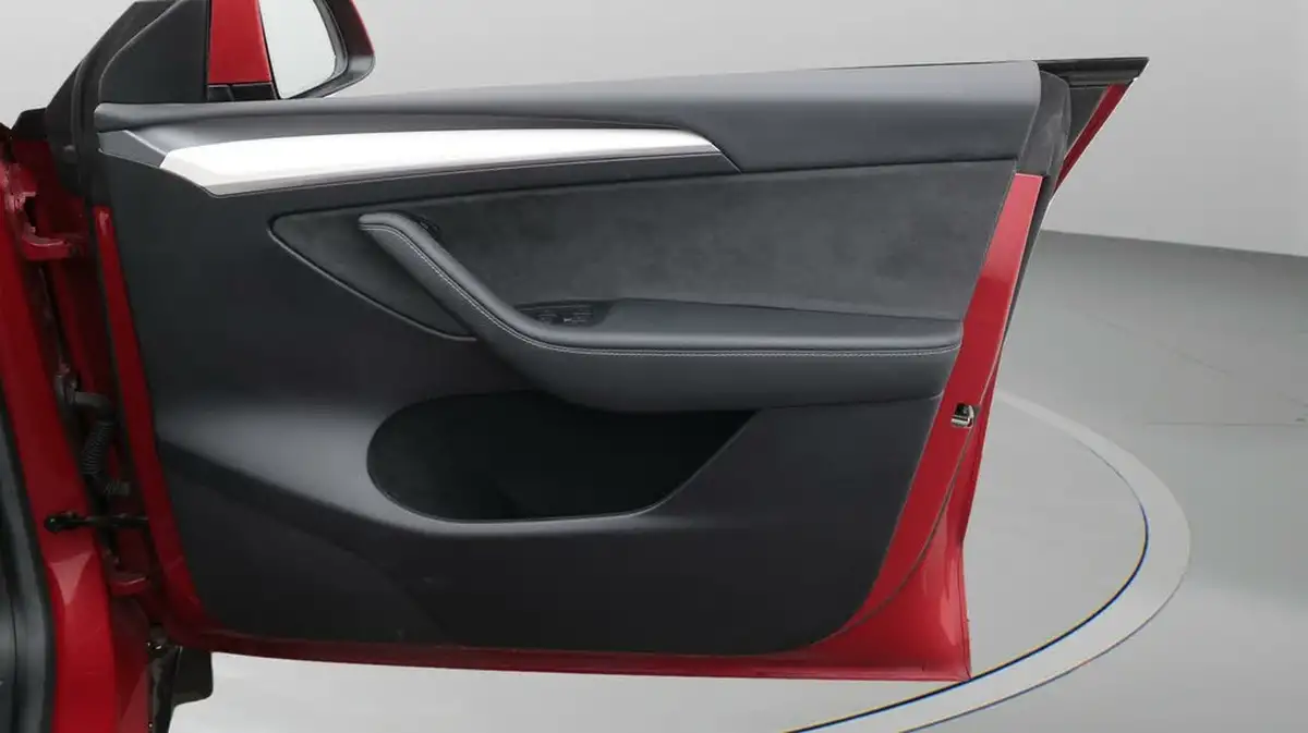 2022-tesla-model-y-e-long-range-big-15