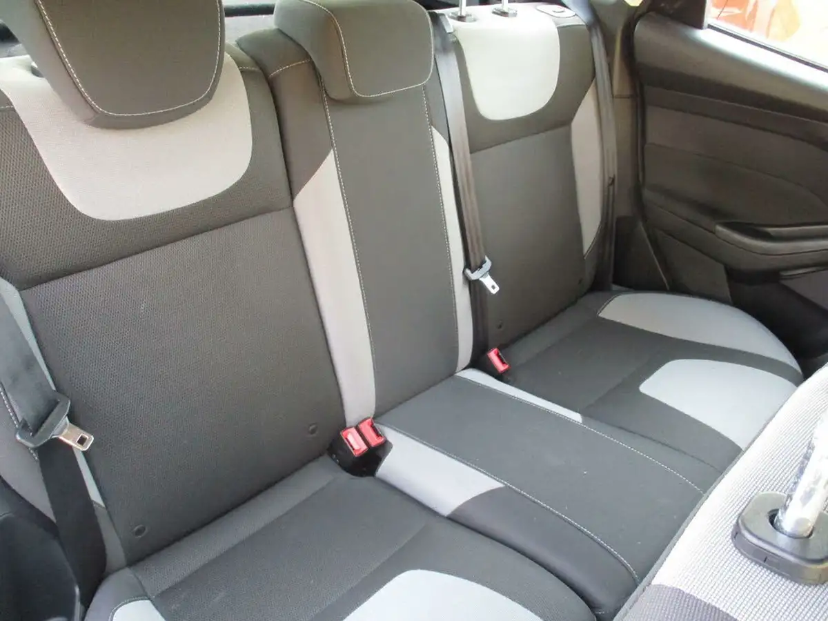 2012-ford-focus-16-zetec-ti-vct-105ps-hatchback-big-9