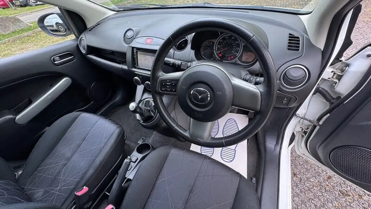 2013-mazda-mazda2-13-venture-big-13
