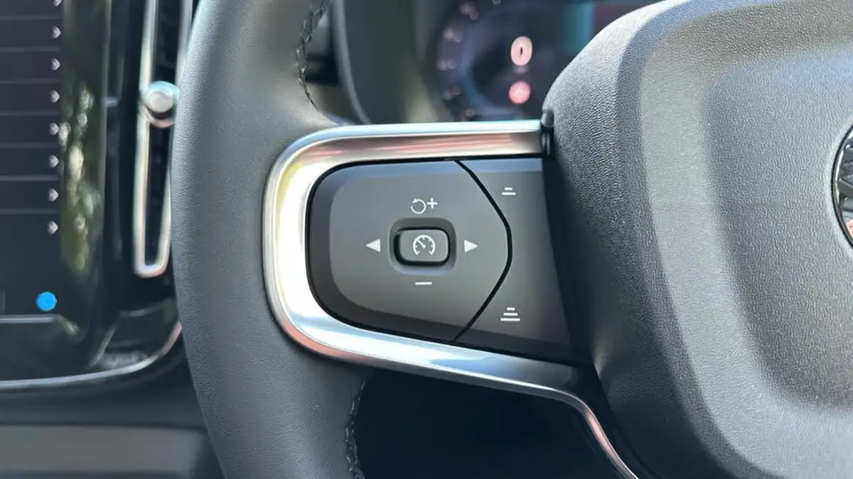 2024-volvo-xc40-20-b4-r-design-pro-big-17