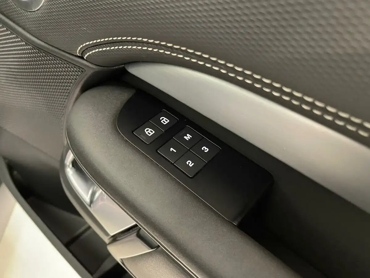 2021-land-rover-discovery-30-d300-r-dynamic-hse-big-75