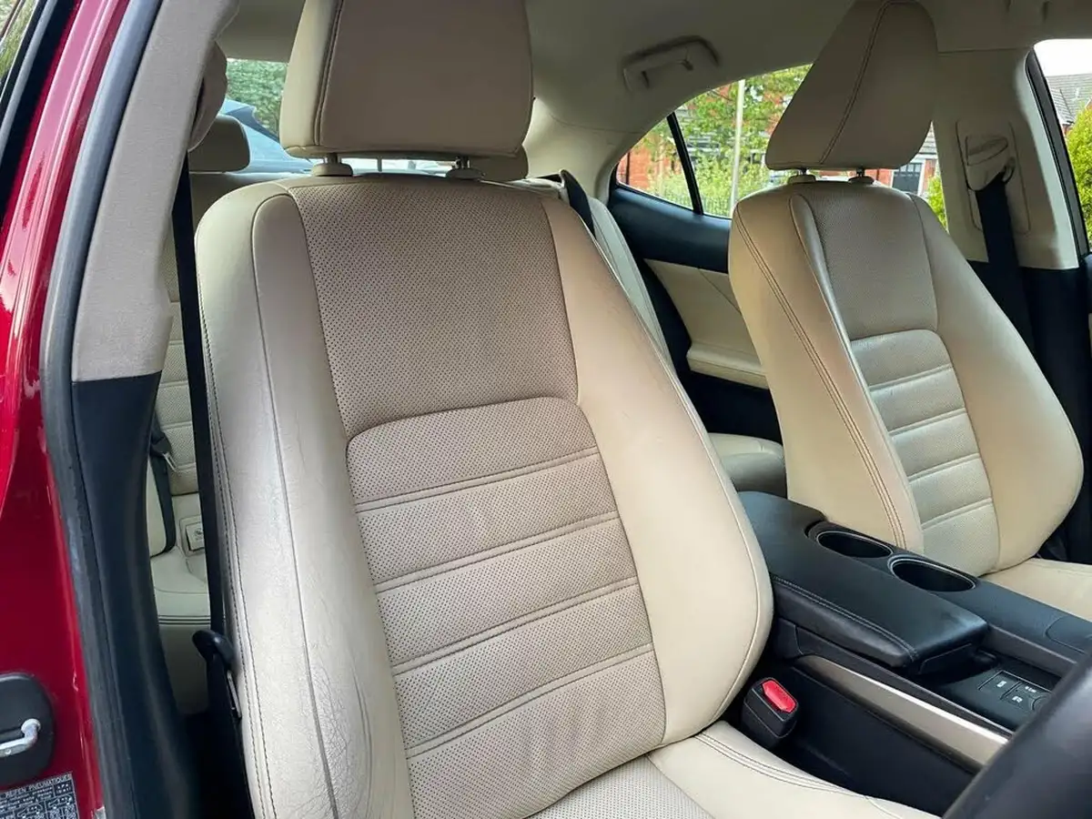 2014-lexus-is-300h-25-luxury-big-24