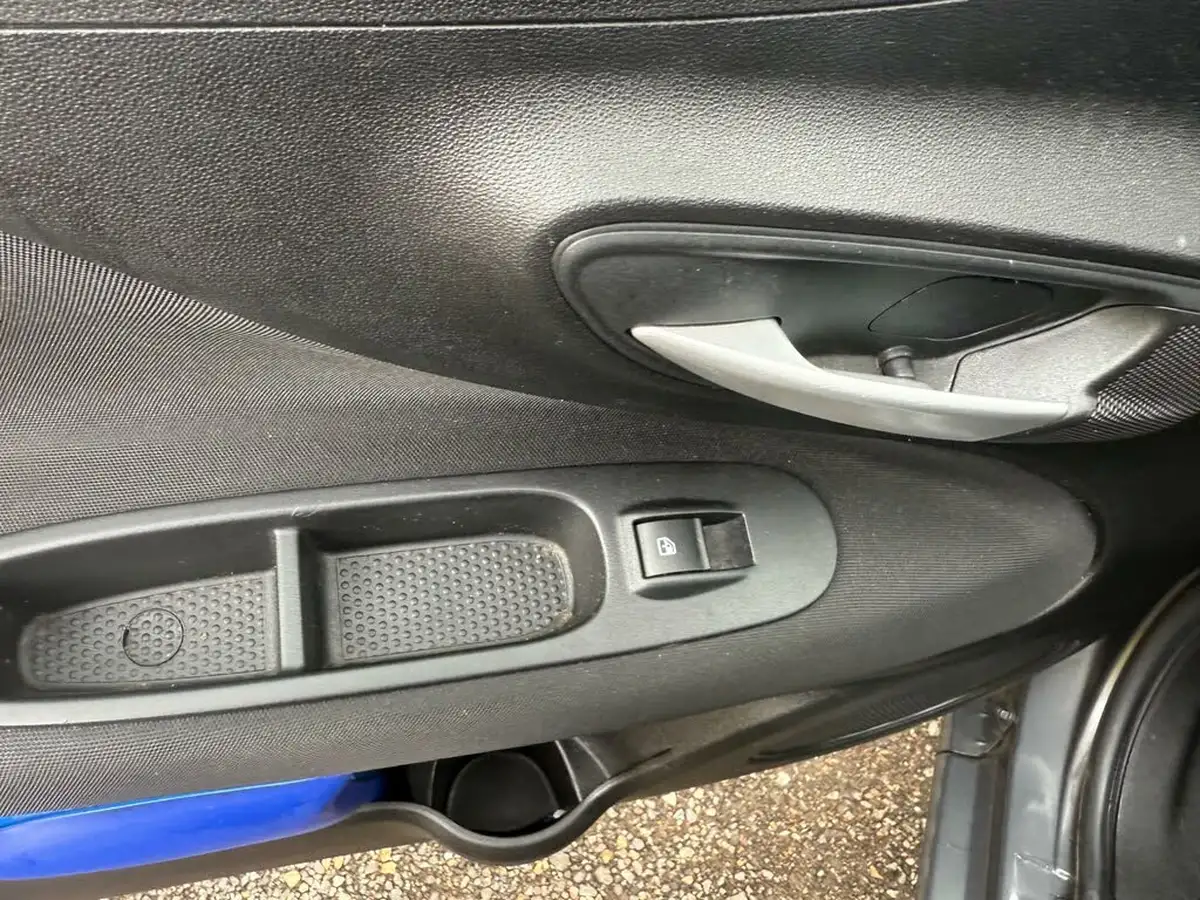 2014-fiat-punto-12-easy-3d-big-25