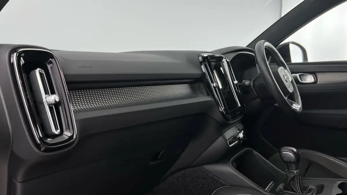 2021-volvo-xc40-15-t3-r-design-161bhp-big-5