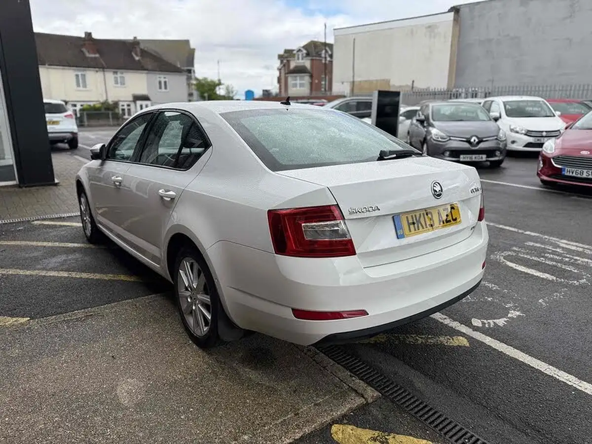2013-skoda-octavia-20tdi-elegance-hatchback-big-4