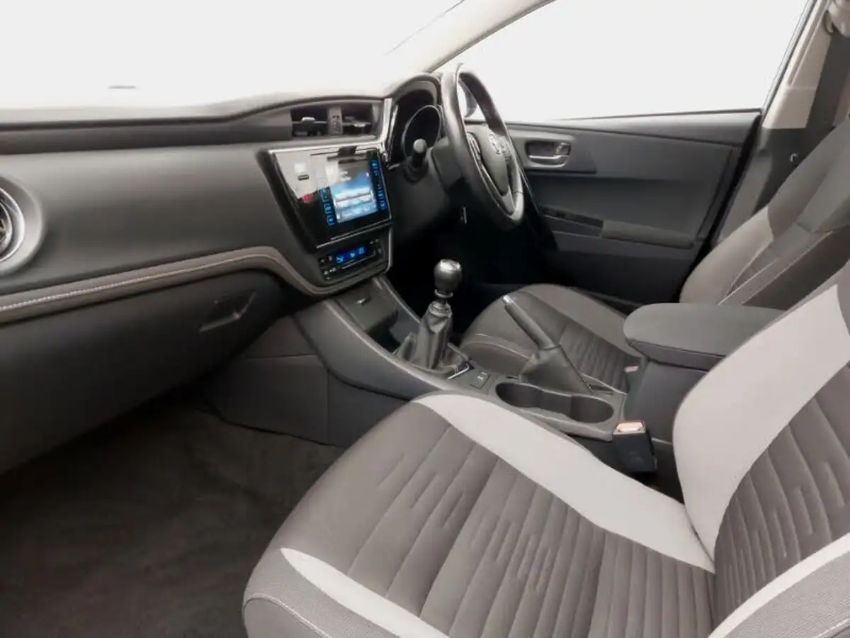 2017-toyota-auris-16d-business-edition-tss-hatchback-big-4