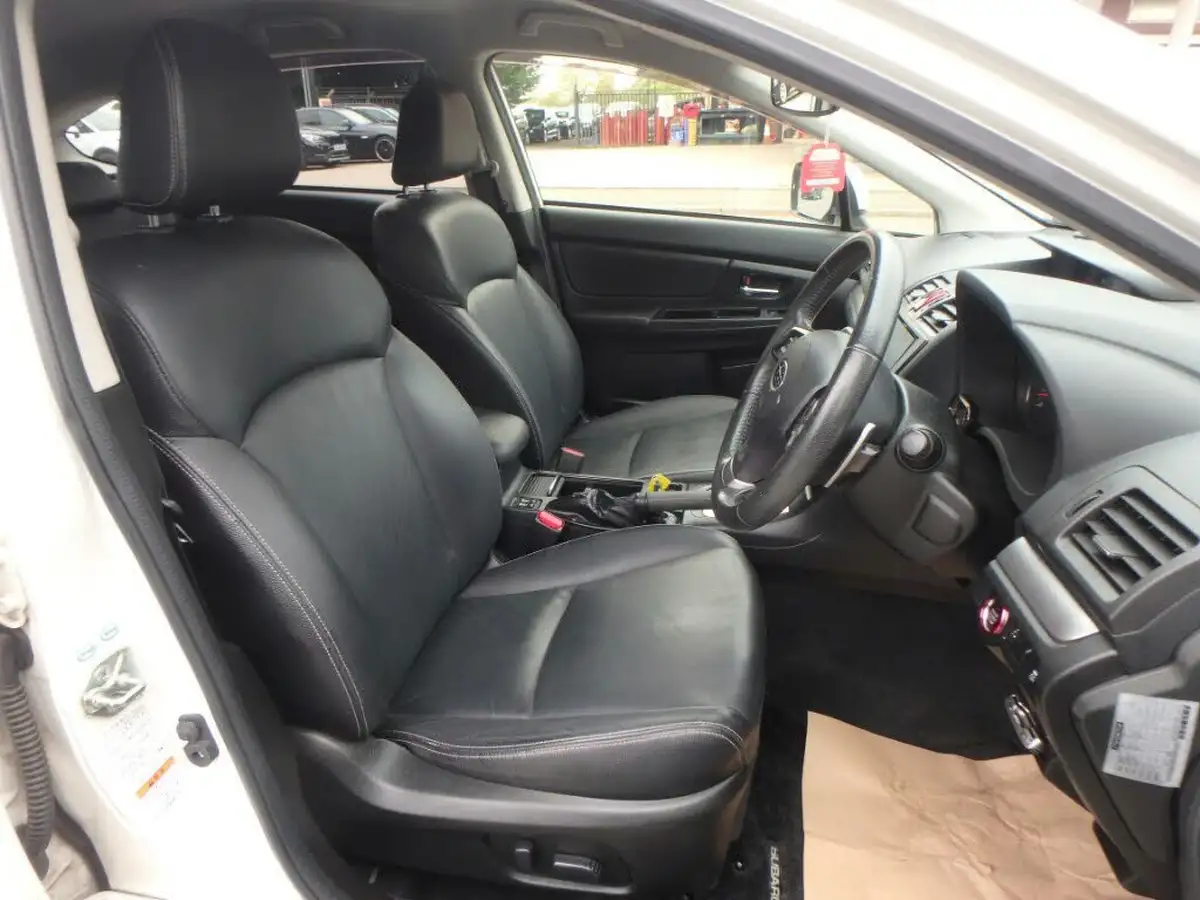2012-subaru-xv-big-13