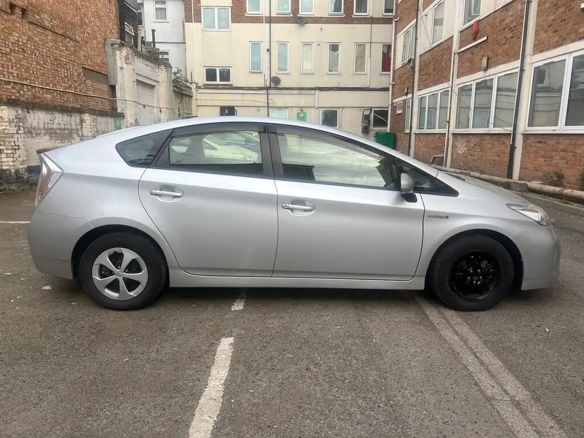 2015-toyota-prius-hybrid-big-8
