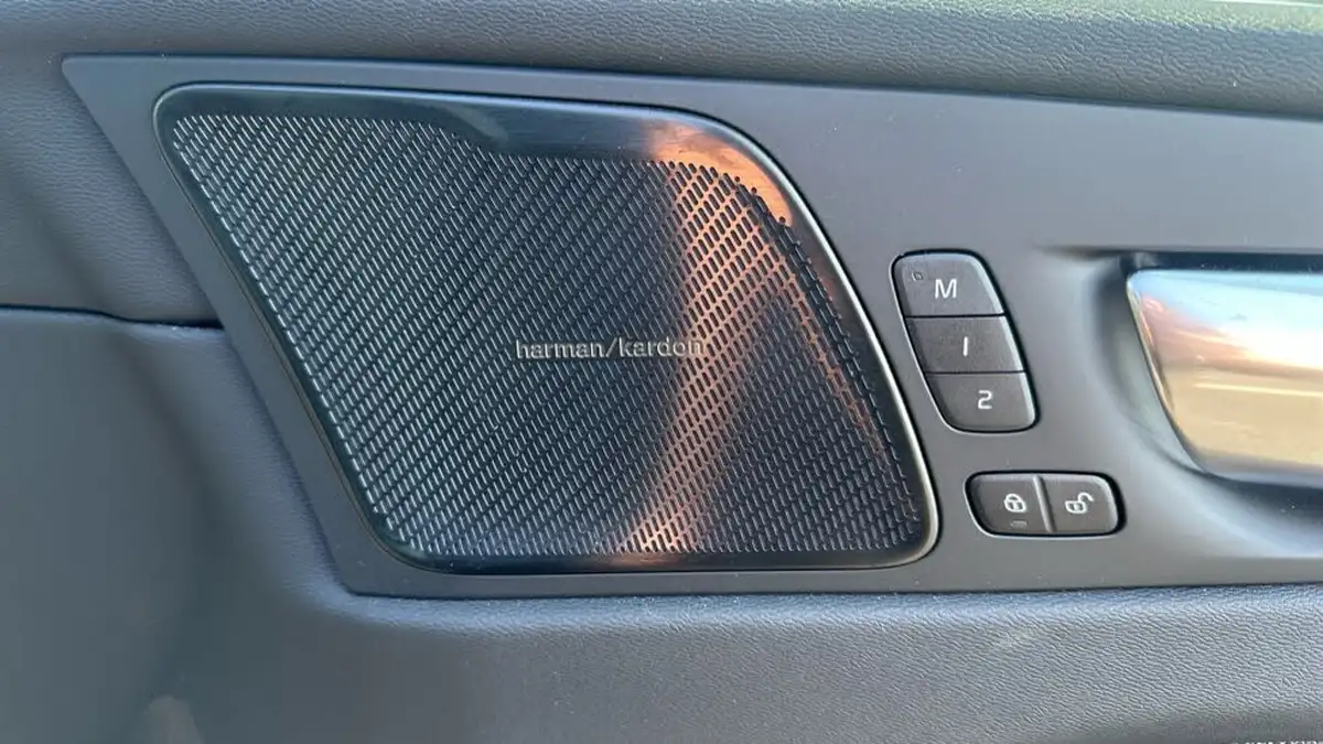 2025-volvo-xc60-20-b5-plus-black-edition-big-37