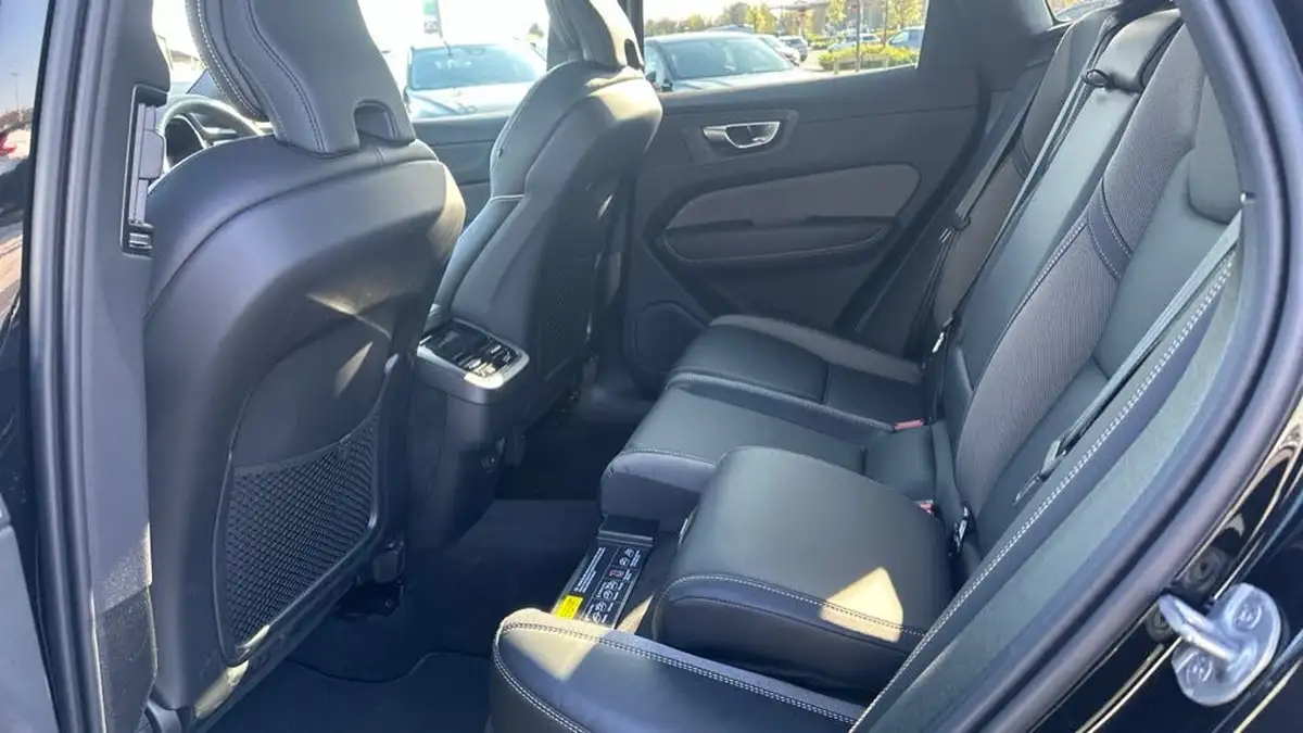 2025-volvo-xc60-20-b5-plus-black-edition-big-9