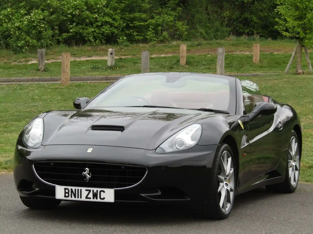 2010-ferrari-california-43-big-60