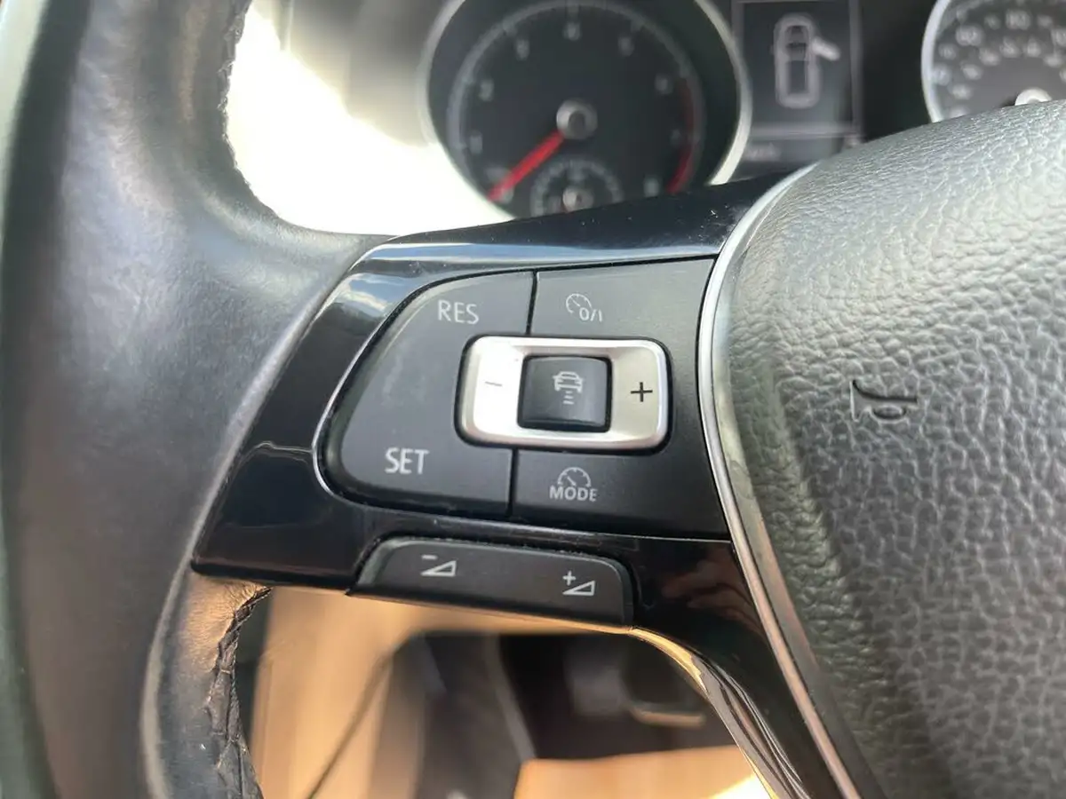 2015-volkswagen-golf-14-match-5d-big-31