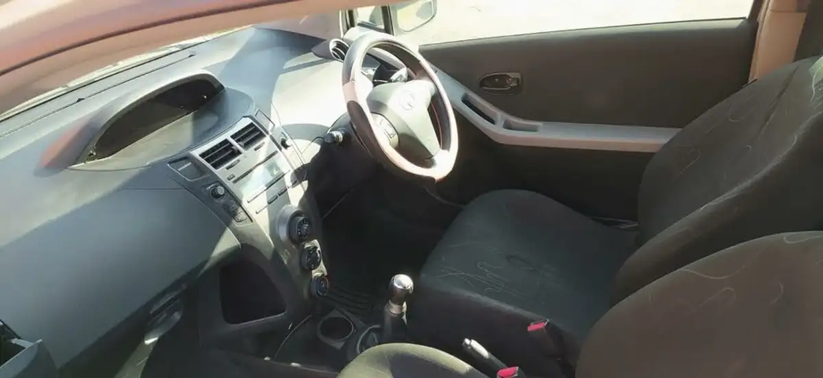 2009-toyota-yaris-10-t2-3d-996cc-big-24