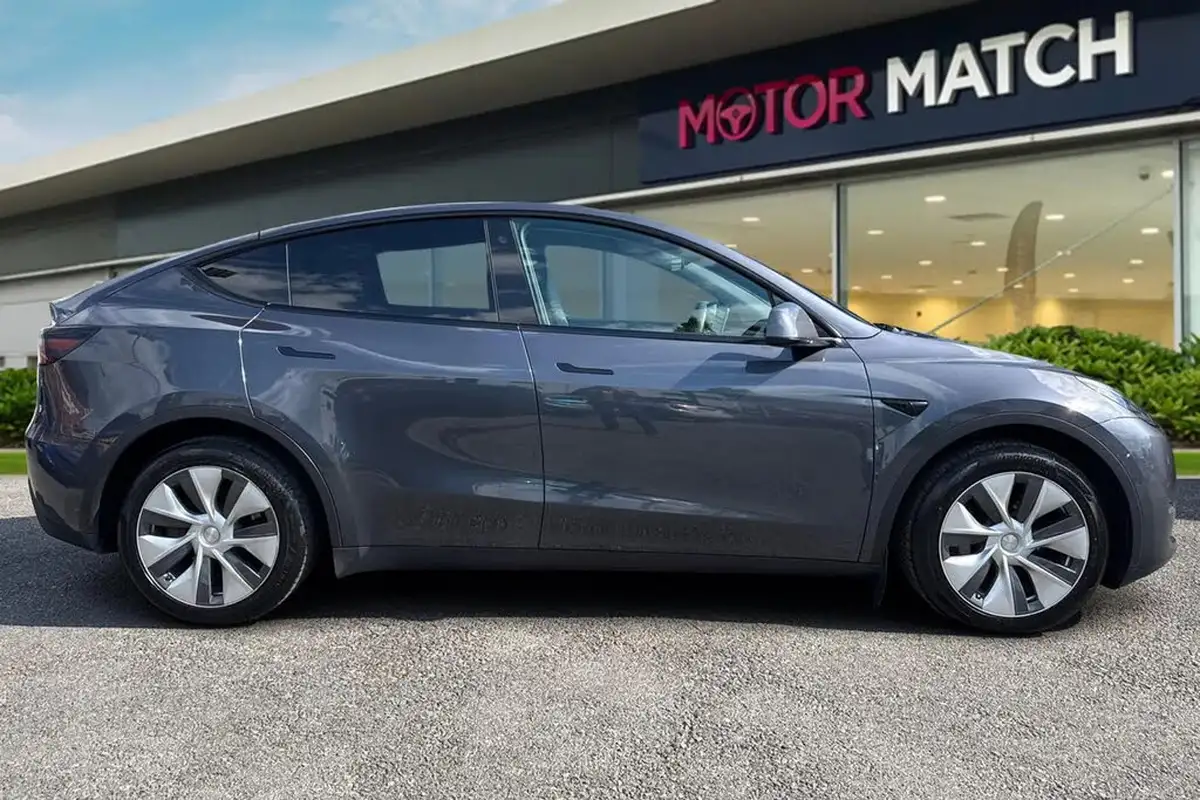 2022-tesla-model-y-e-long-range-big-2