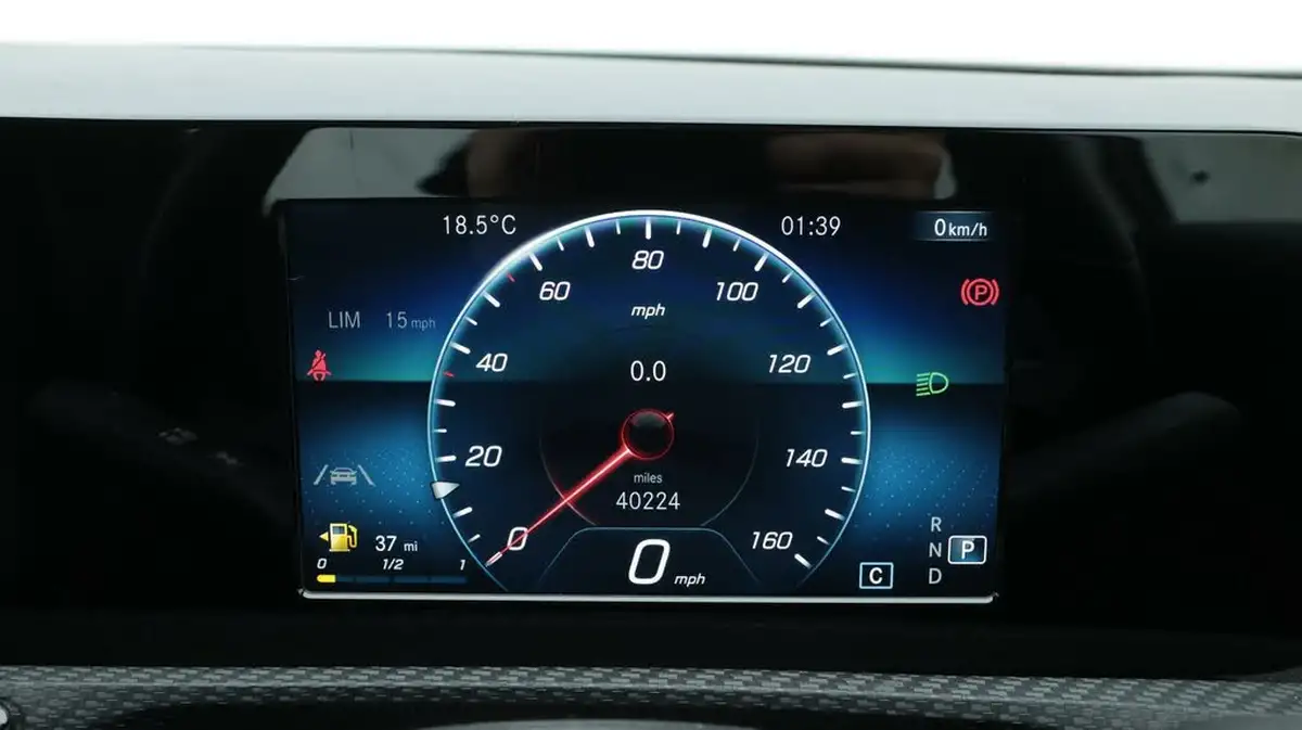 2021-mercedes-benz-a-class-13-a180-se-7g-dct-big-10