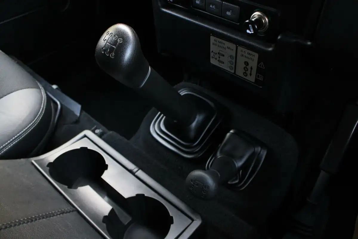 2015-land-rover-90-defender-22td-xs-station-wagon-3-drs-big-21