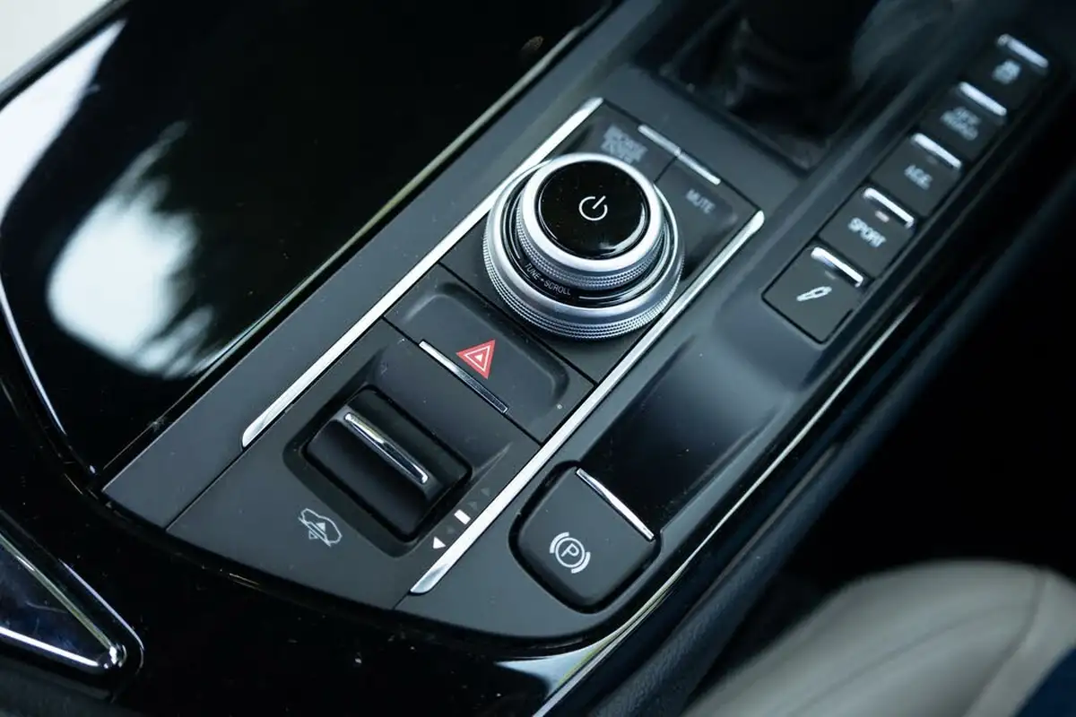 2021-maserati-levante-30-gransport-big-17