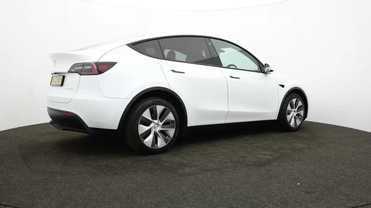 2022-tesla-model-y-e-long-range-big-27