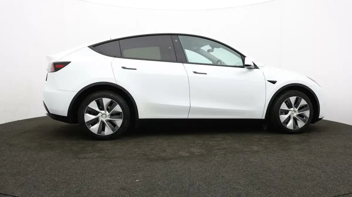 2022-tesla-model-y-e-long-range-big-31